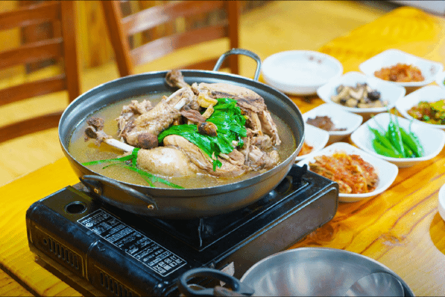 팔당리에 위치한 싸리나무집은 토종닭 백숙과 옻닭으로 유명한 맛집입니다