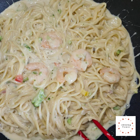 크림소스에 파스타 면을 넣고 살짝 덖어주는 사진