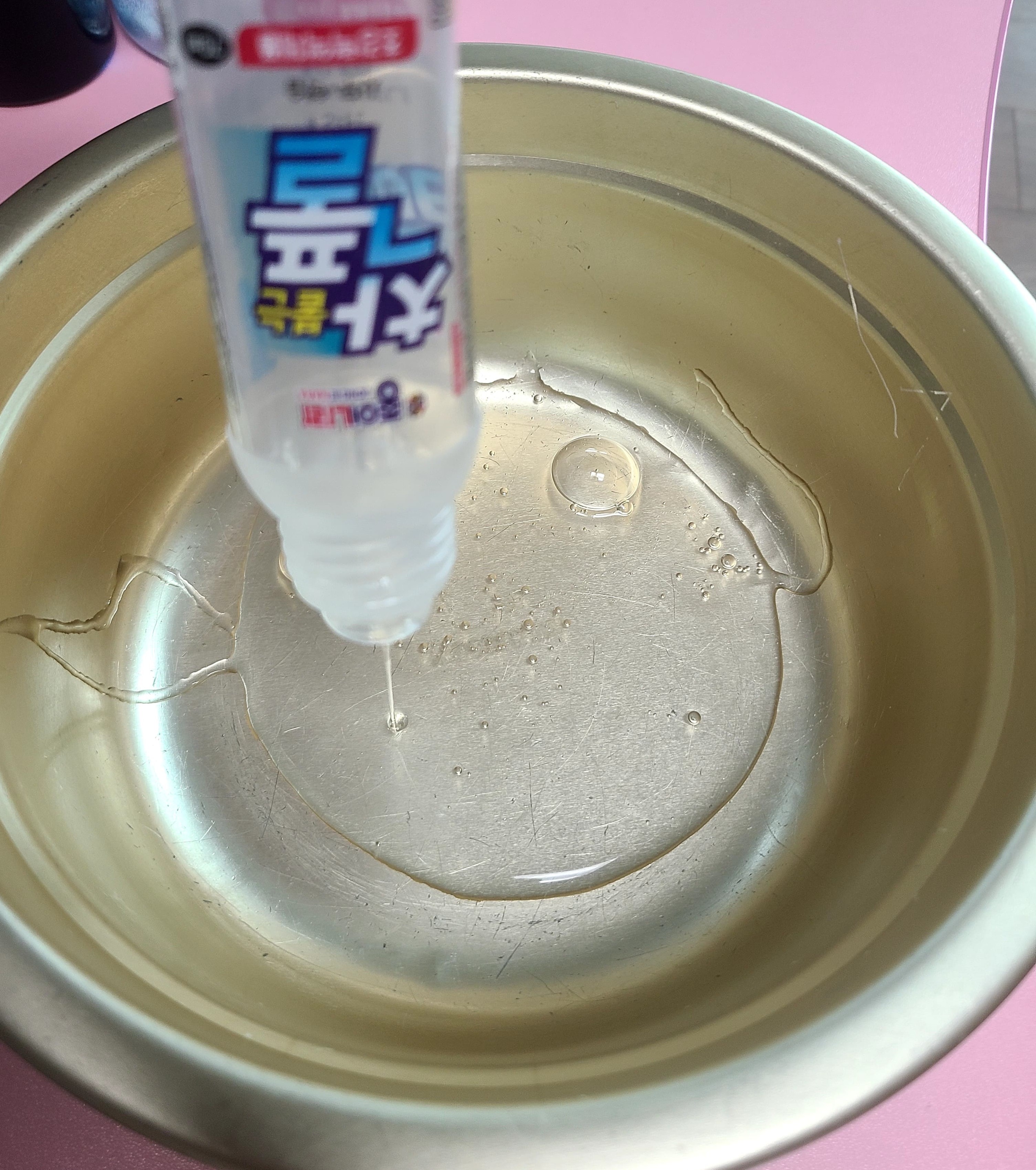 착풀을 그릇에 담는 모습입니다.