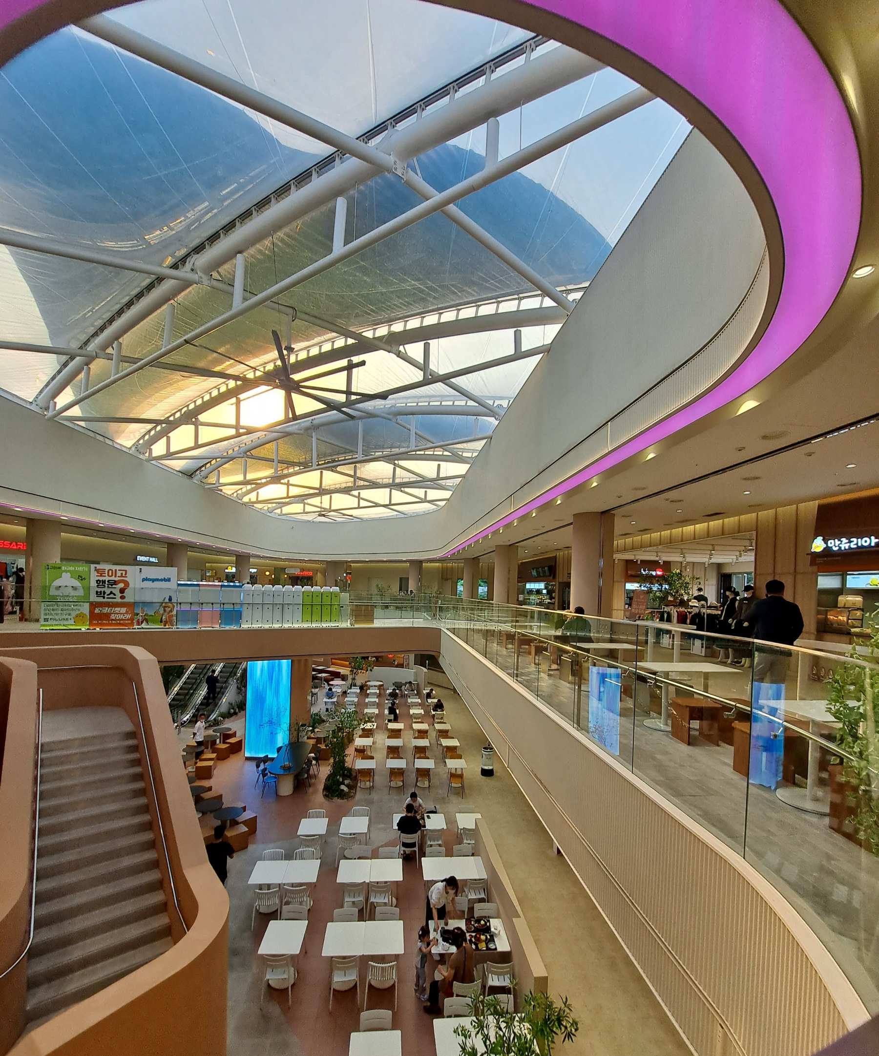 안산복합휴게소 2층에서 바라본 내부