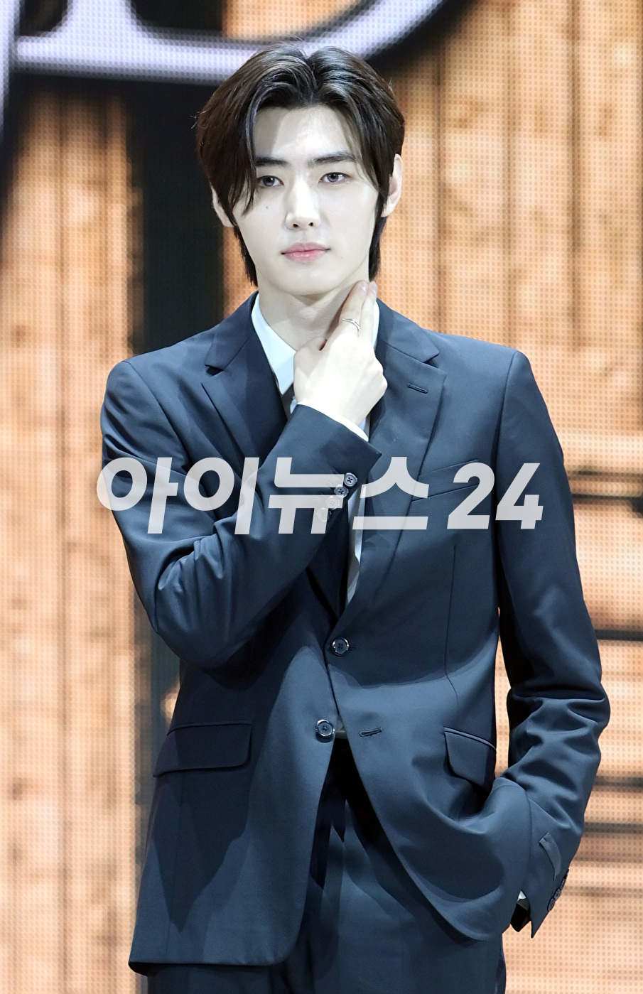 그룹 엔하이픈 성훈이 22일 오후 서울 성북구 안암동 고려대학교 화정체육관에서 열린 엔하이픈(ENHYPEN) 미니 4집 &#39;다크 블러드(DARK BLOOD)&#39; 발매 기념 미디어 쇼케이스에서 타이틀곡 &#39;바이트 미&#39; 무대를 선보이고 있다. [사진=정소희 기자]