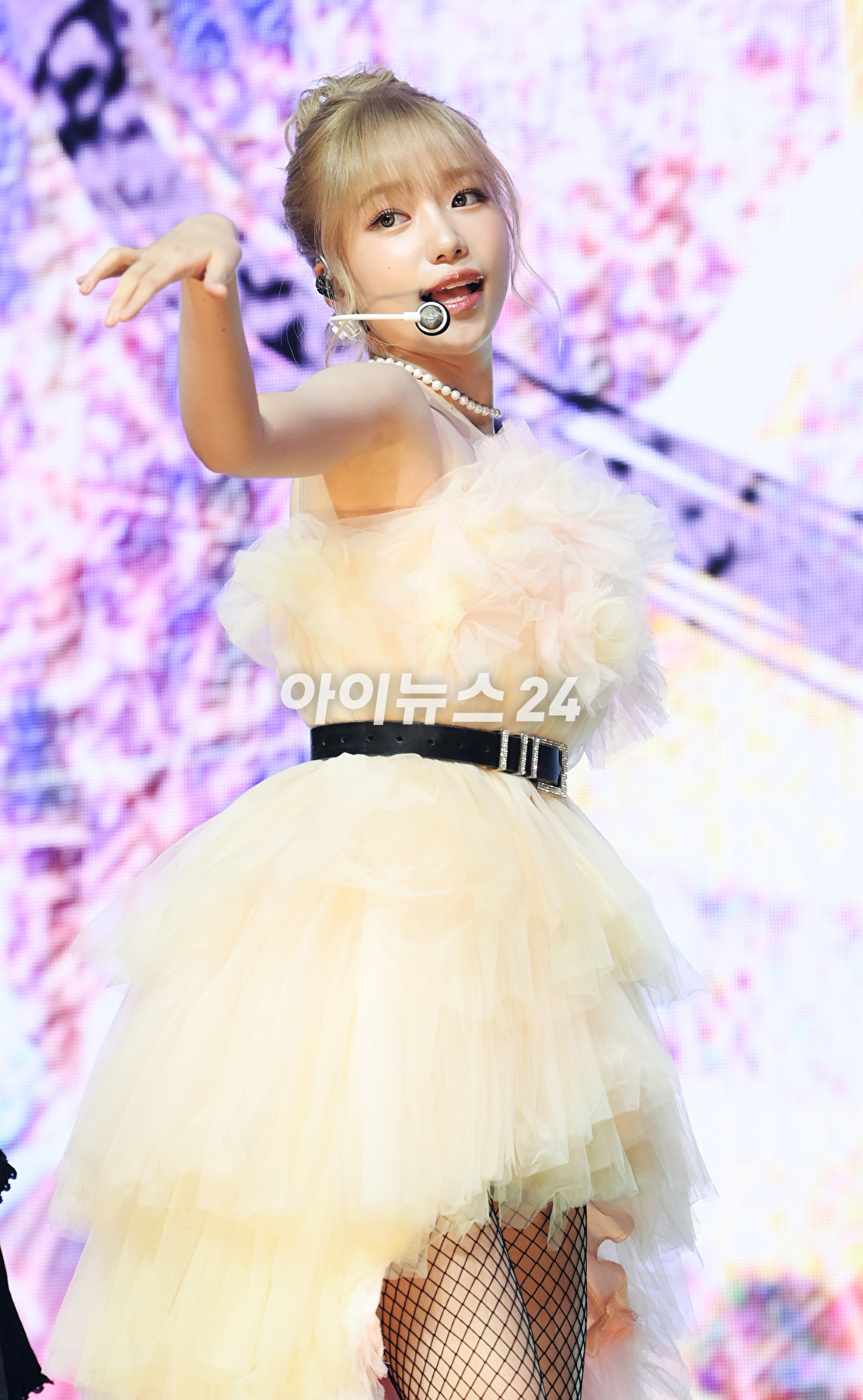 가수 조유리가 9일 오후 서울 광진구 광장동 예스24라이브홀에서 진행된 두 번째 미니 앨범 '러브 올'(LOVE ALL) 발매 기념 쇼케이스에 참석하고 있다. [사진=정소희 기자]