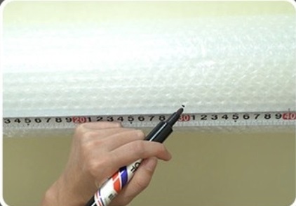 3. 창틀에 맞게 길이와 넓이를 자로 잽니다.