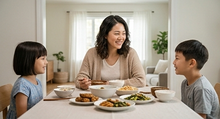 저녁 식탁에서 아이와 눈을 맞추며 웃는 엄마