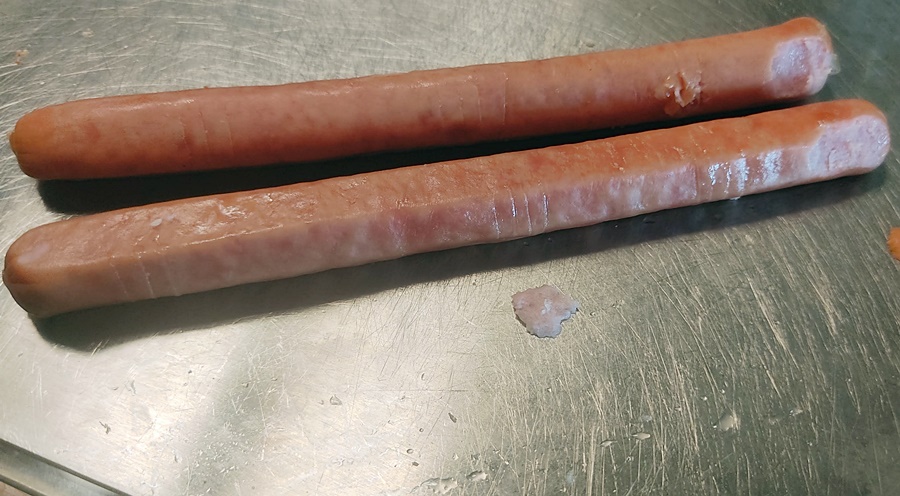 손가락처럼 만들기위해 손톱 부분은 파주고 손금부분은 칼집을냄