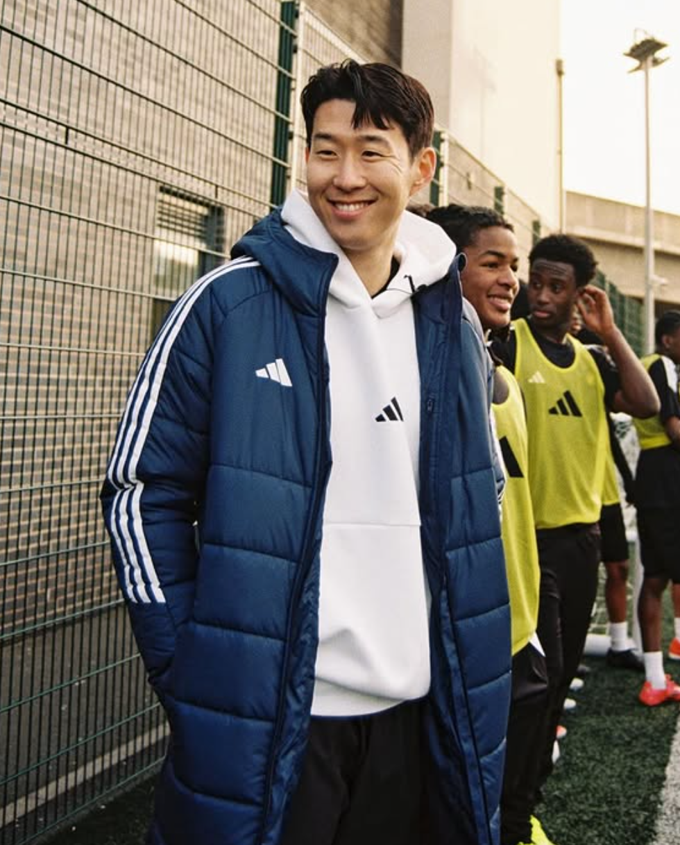 손흥민 미소짓는 사진