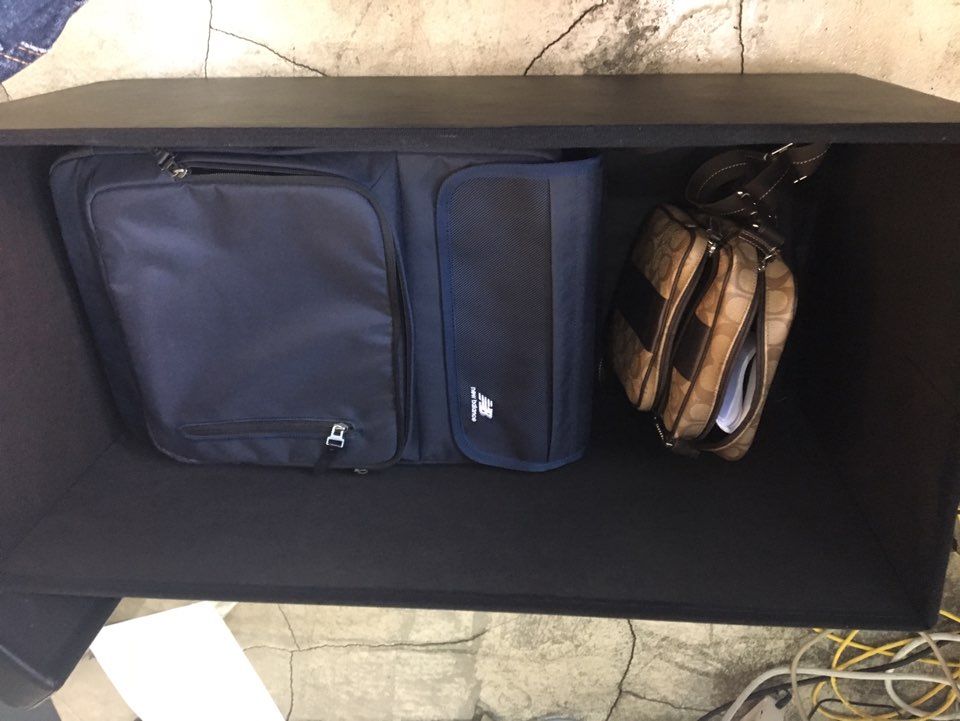 BLMG 블루밍홈 접이식 수납스툴의자 내부에 가방과 소품을 수납한 모습