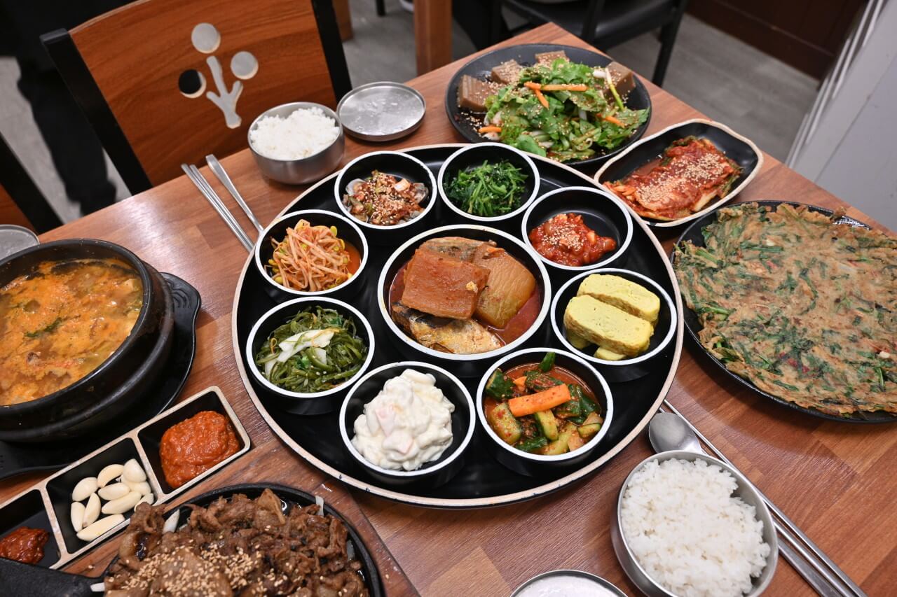 오늘N 2569회 할매 식당 &ndash; 반찬만 13가지! 창원 외갓집 숯불석쇠불고기정식
