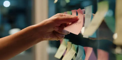 정부의 정책에 대해서 작성해놓은 포스트잇