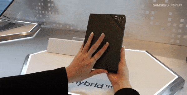 삼성디스플레이가 CES 2023에서 선보인 플렉스 하이브리드 OLED.