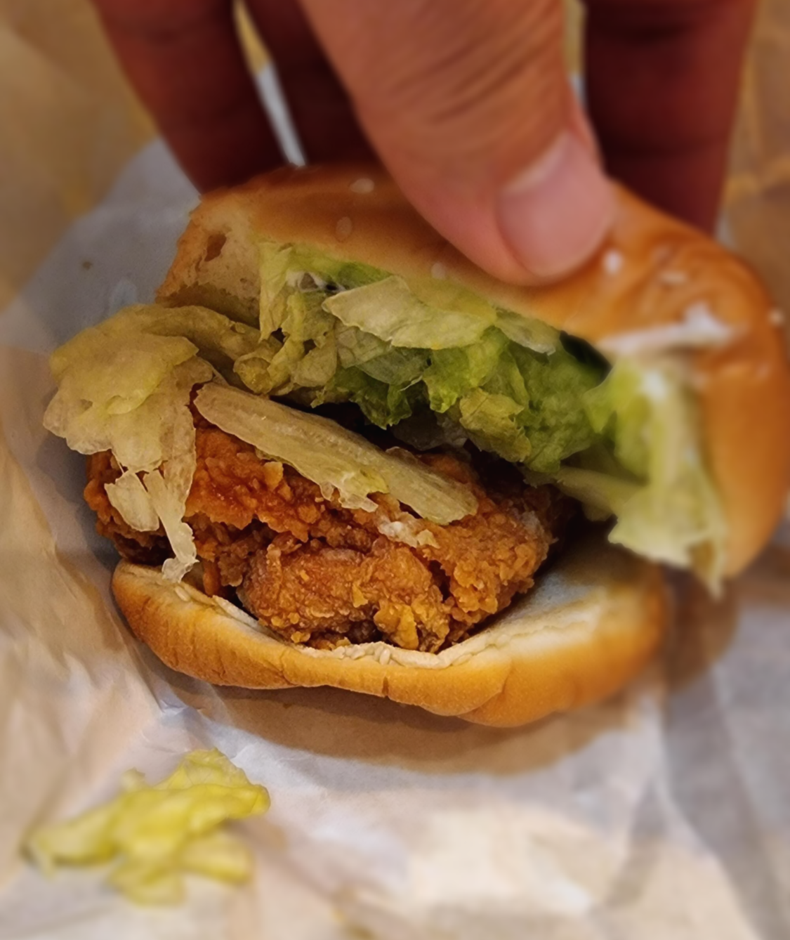 싸이버거를 손가락으로 열어봄