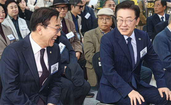 김윤덕은 이재명 대통령과 전략·조직 분야에서 오랜 협력 관계를 이어온 정치적 동반자입니다.
국정철학과 정책 방향에서도 높은 일치도를 보여온 핵심 인사입니다.