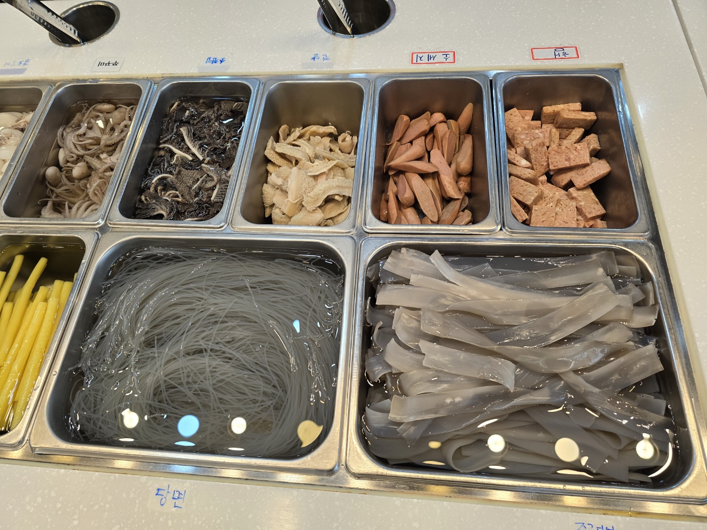 셀프바에는 각종야채와 해산물 두부종류 피시볼 면 등등