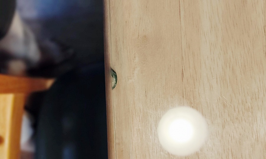 모서리부분이 둥글게 깨진 식탁유리