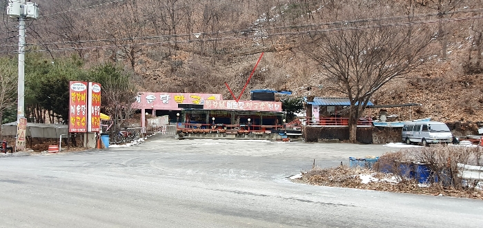 춘천지방법원2021타경2611 본건전경(제시외건물 소재부분)
