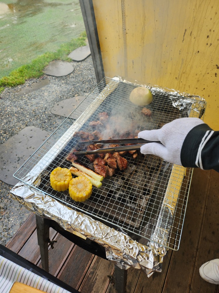 고기와 야채를 굽는 모습