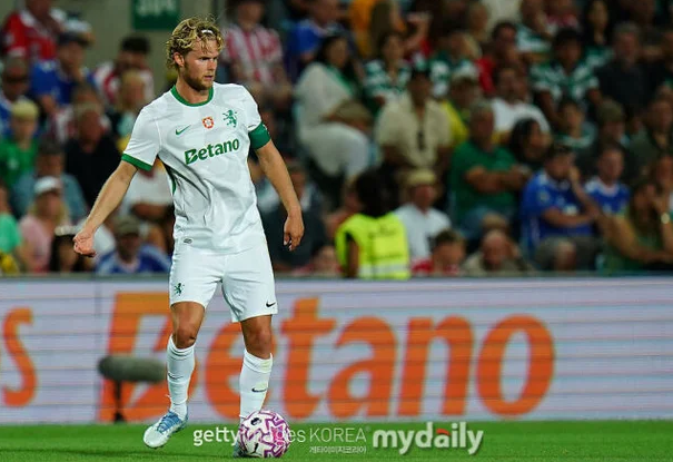 맨유 히울만 영입 검토,맨유 이적시장,히울만 이적료,맨유 미드필더 보강,아모림 감독,프리미어리그 소식