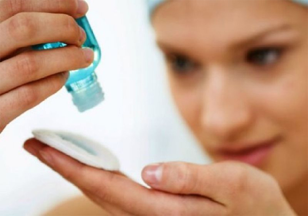 크렌징-오일을-화장솜에-적시고-있는-여성