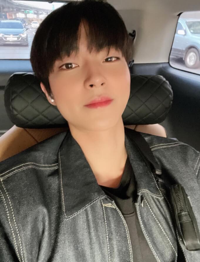 차안에앉아있는-남성의모습