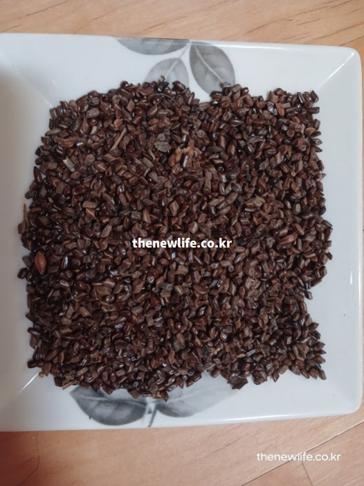 식사 중 유입된 지방이 몸에 쌓이지 않도록 돕는 고지혈증에 좋은 음식인 따뜻한 결명자차 실물 사진.