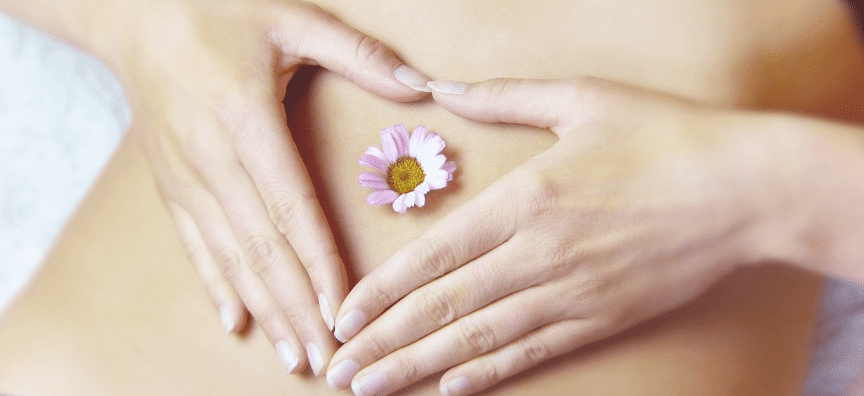 여자 배꼽 위에 꽃 한송이가 놓여 있다