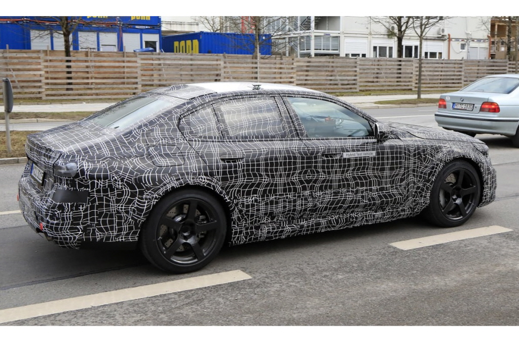 BMW 신형 M5 미리 보기, 궁극의 퍼포먼스 세단