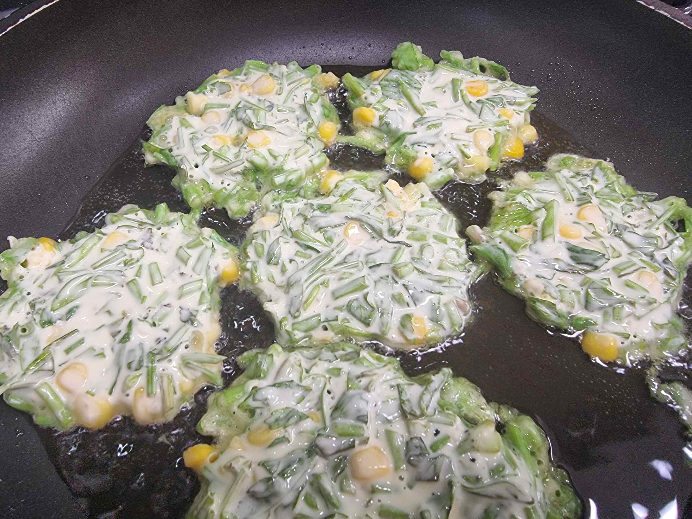 달궈진 팬에 미나리콘전 튀기듯 굽기