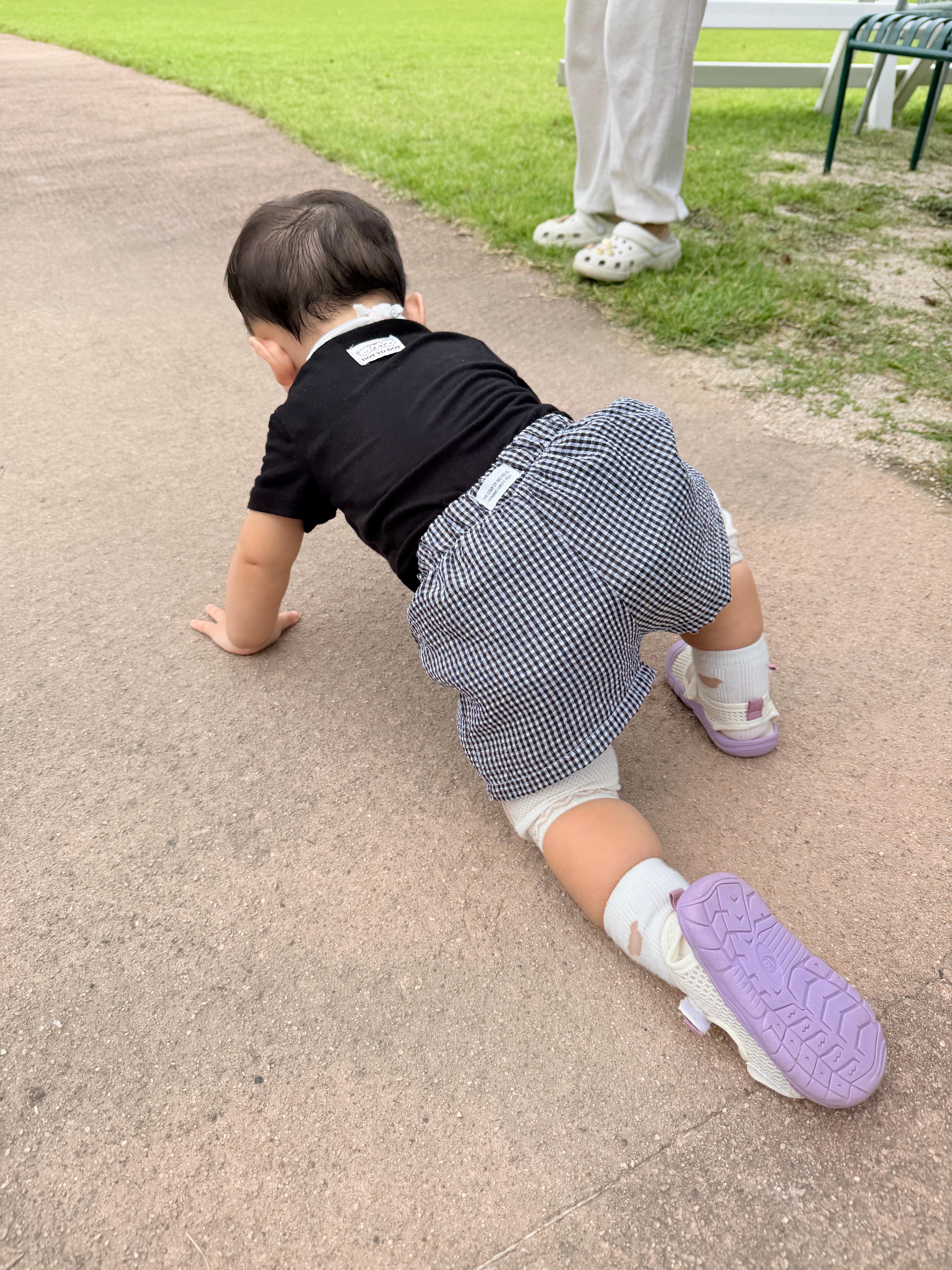 파크프리베 바닥에서 엎드린 아기 솔블리