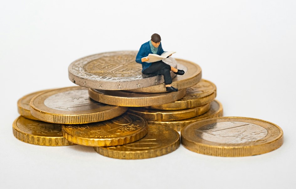 투자 공부를 하는 남자 사진