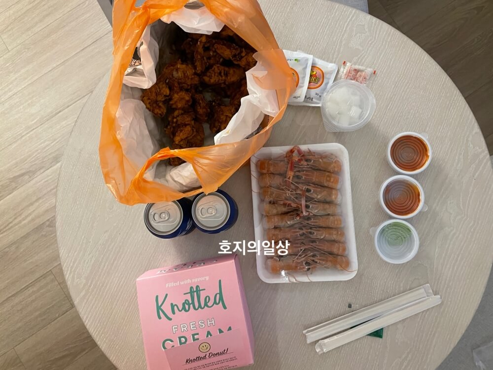 서귀포 올레시장에서 구입한 딱새우회와 마농치킨