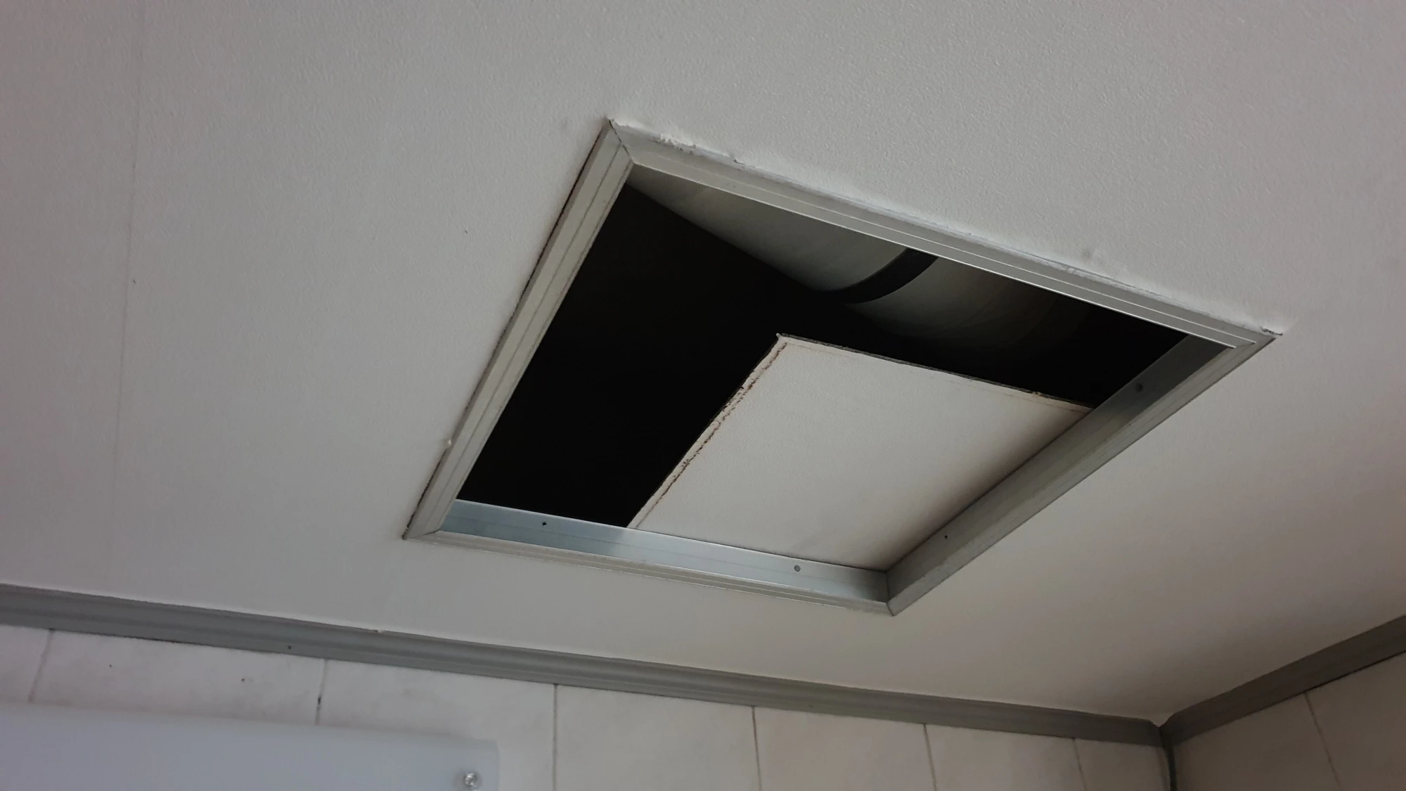 욕실 천장 구멍