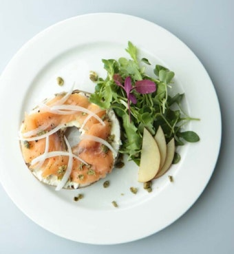 훈제연어 크림치즈 베이글 사진