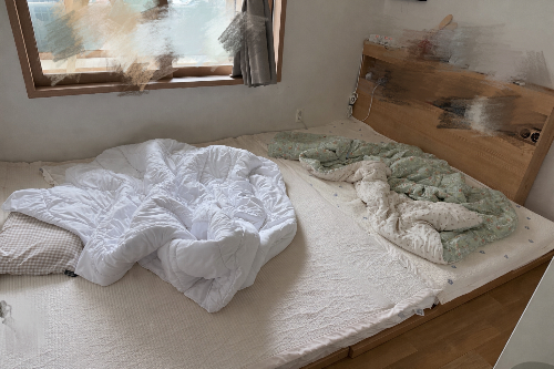 저상형 깔판 위에 매트리스 두 개를 나란히 붙여 넓게 만든 침실 공간 사진