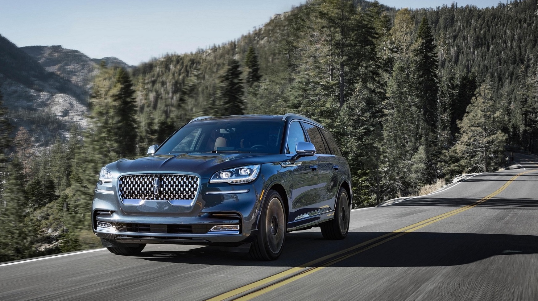 2023년형 링컨 에비에이터 주행 전면 사진
