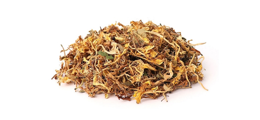 야생에서 채취를 한 금은화를 깨끗하게 세척하고 건조시킨 것을 하얀 바닥 위에 수북하게 놓아두고 찍은 사진