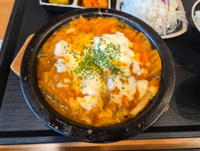 감칠맛 제대로인 김치치즈나베