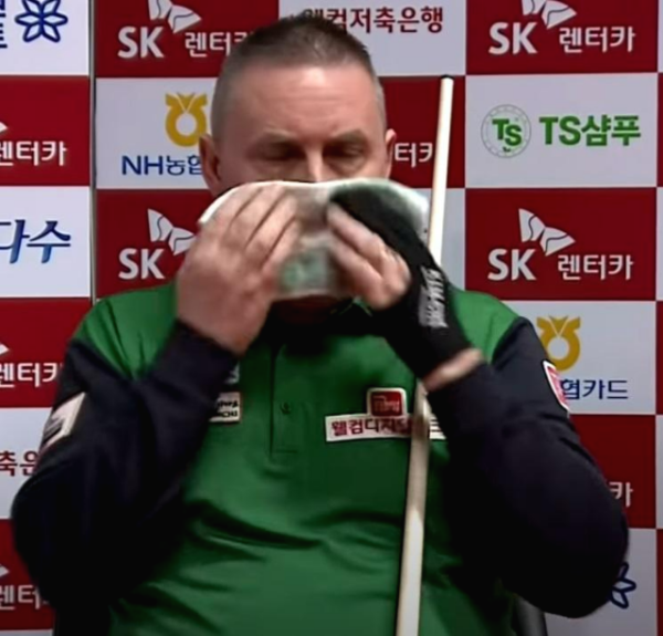 쿠드롱 선수의 PBA투어 24연승을 끊은 프로당구경기(초록색 상의의 당구선수가 쿠드롱, 힌색 유니폼이 나민캄)