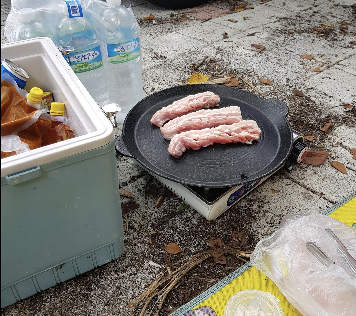 야외에서 삼겹살을 구워먹는 모습