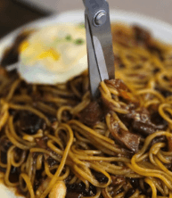 블랙데이 이해하기 - 한국의 짜장면 전통과 역사 탐구