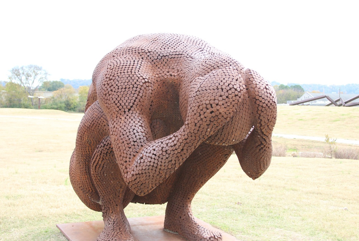 머리를 움켜쥐고 쪼그려 앉아있는 조각상