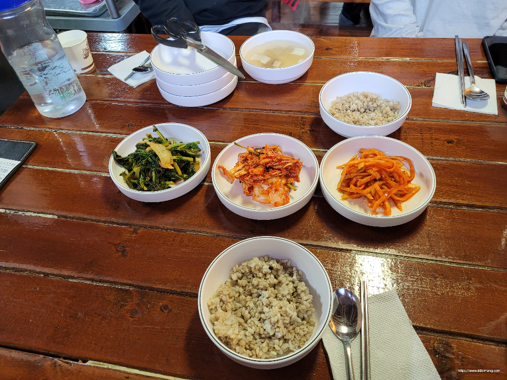 열무김치 등 기본 반찬과 보리밥