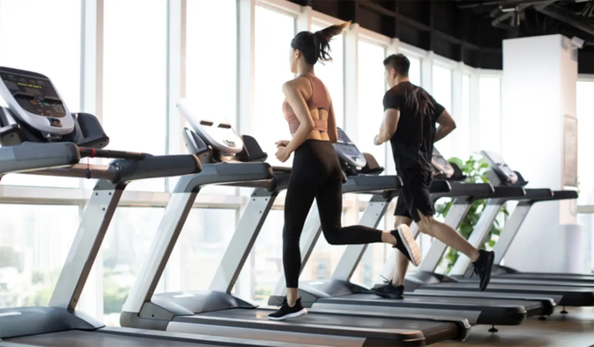 헬스장-런닝머신-타는여자-남자