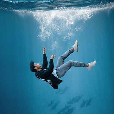 물에빠지는 장면