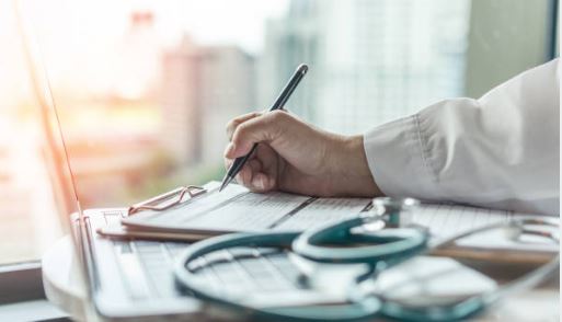 서류에 무언가 적는 사진