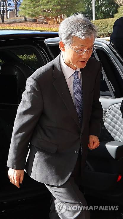 출근하는 조희대 대법원장
