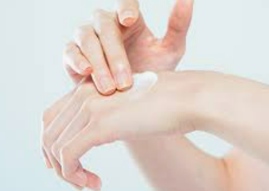 보습 관리 : 촉촉하고 건강한 손톱을 위한 필수