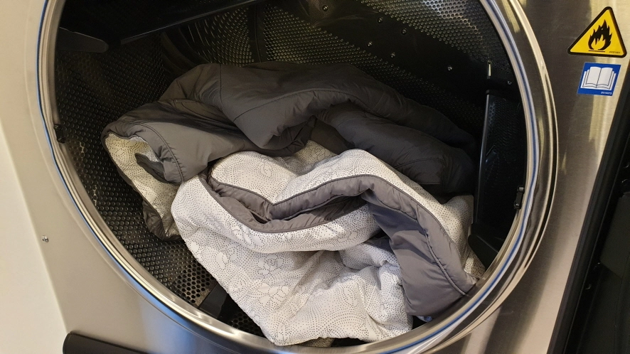 건조기에 빨래를 넣은 모습