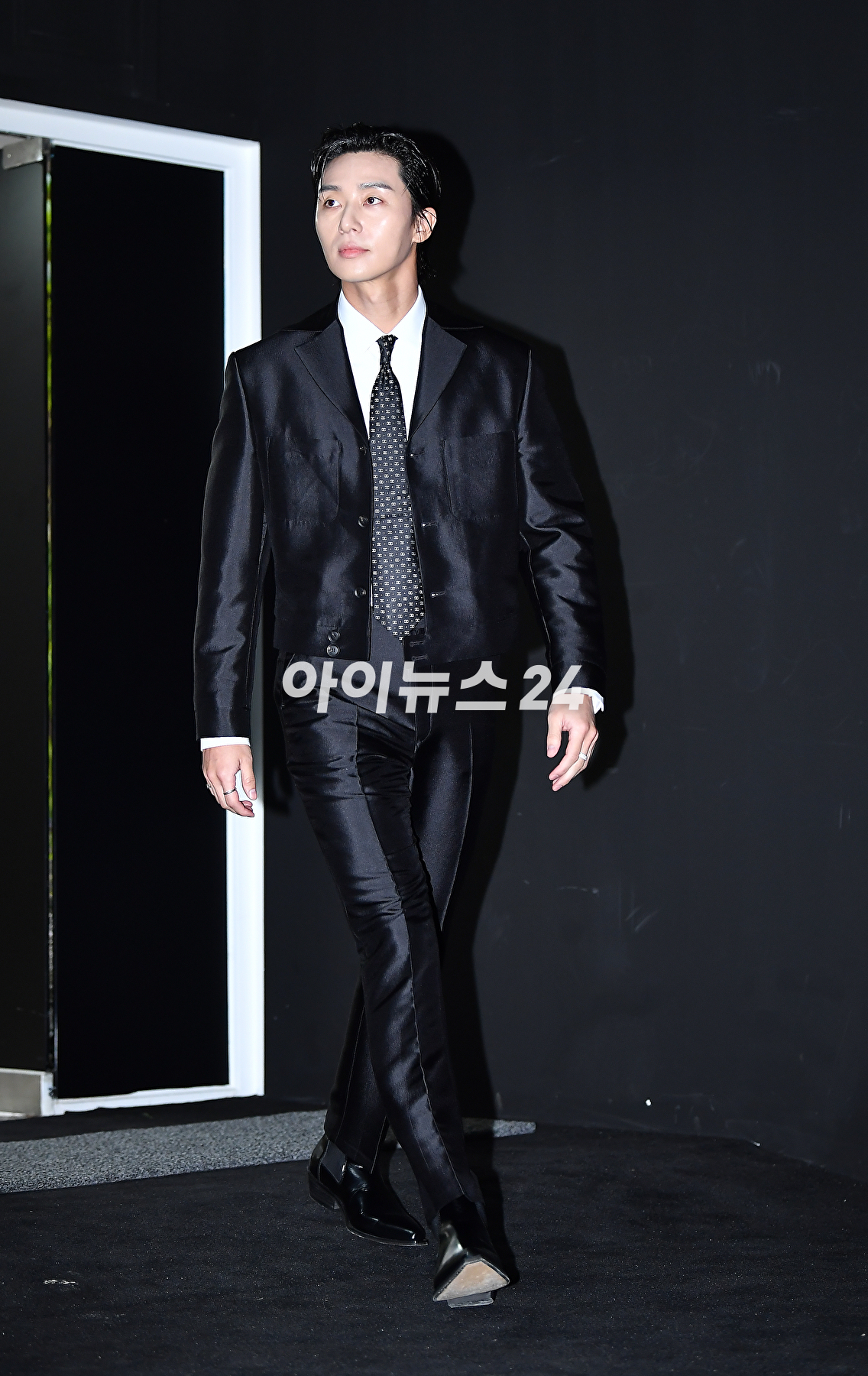 배우 박서준이 27일 오후 서울 광진구 파이팩토리 스튜디오에서 열린 트위드 샤넬 주얼리 행사에서 포토타임을 갖고 있다. [사진=곽영래 기자]