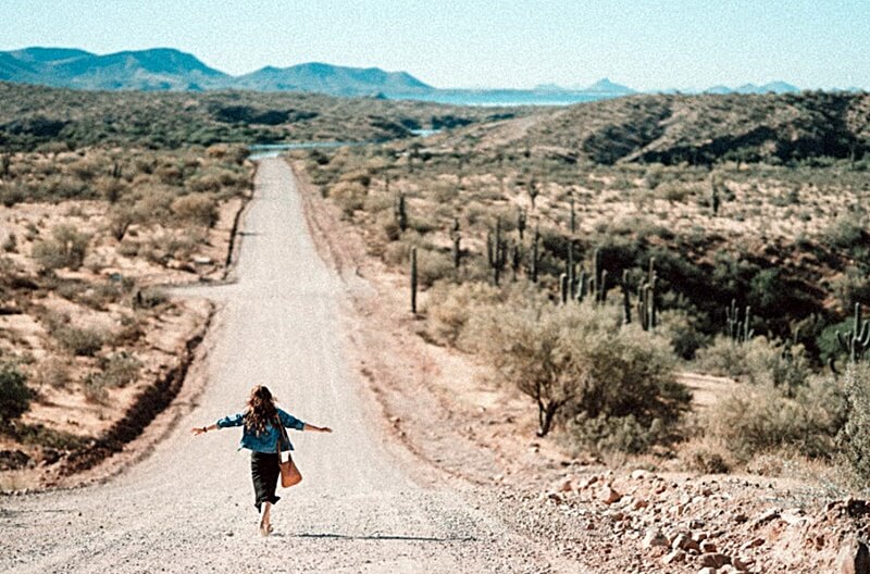 미국-벌판을-걸어가는-여성의-모습