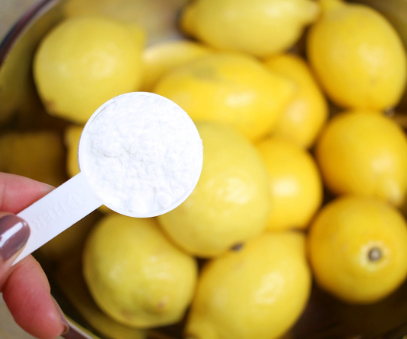 베이킹 소다로 레몬 씻기